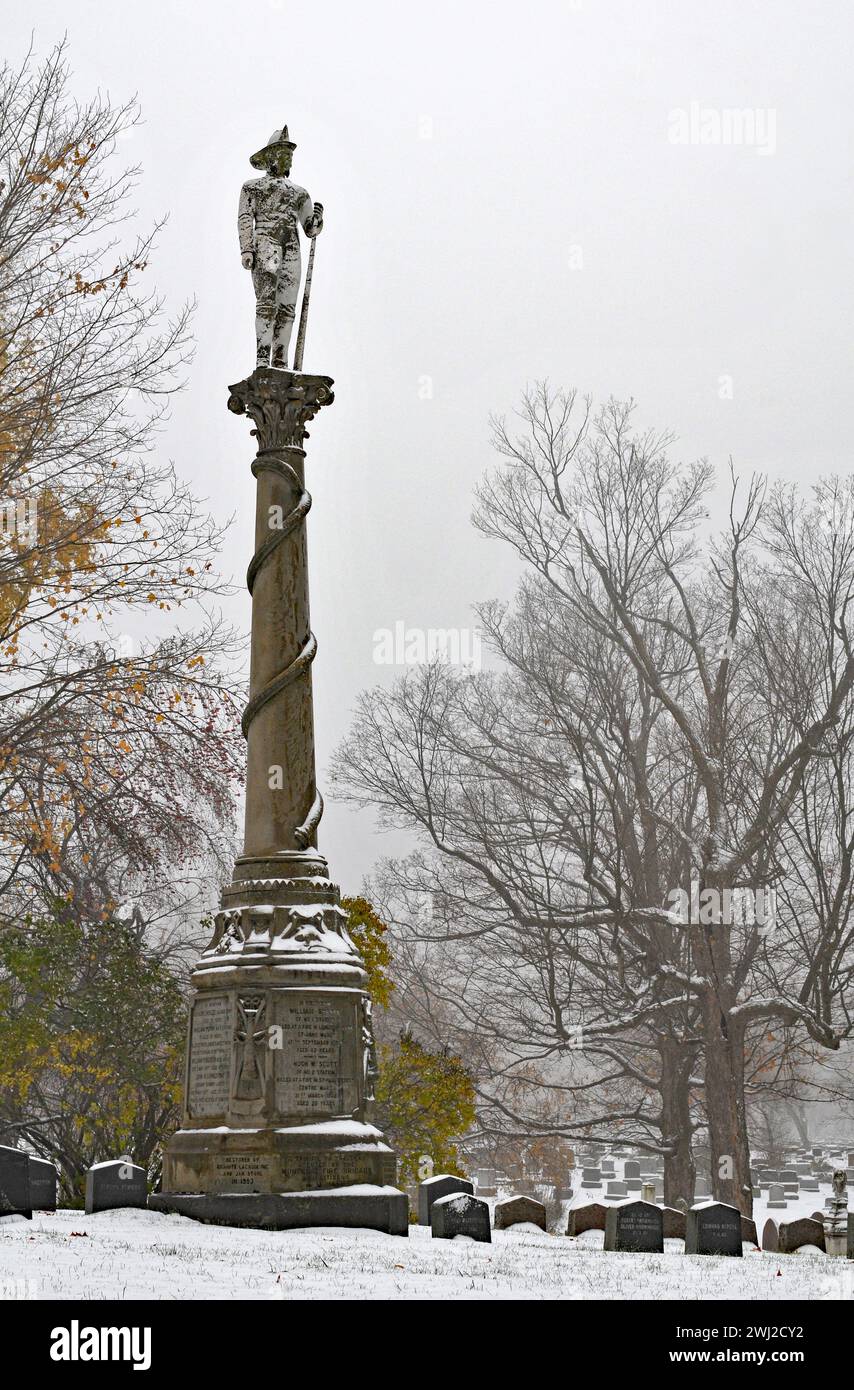 Un monumento ai vigili del fuoco caduti di Montreal si trova nel Mount Royal Cemetery della città. Foto Stock
