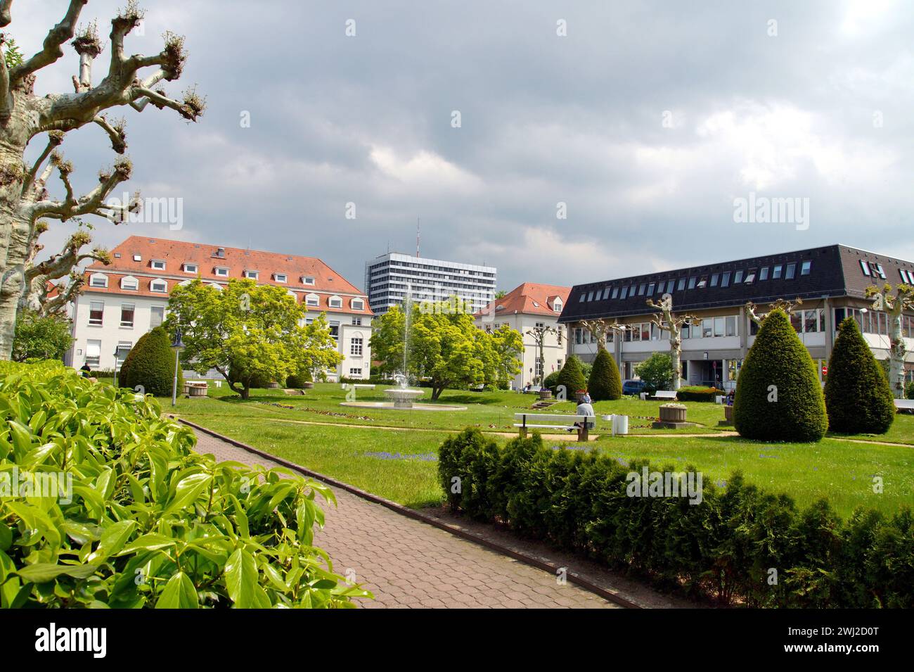 Edificio dell'ospedale pubblico. Ospedale universitario di Magonza, Germania. Parco pubblico ed edifici verdi. Una Foto Stock