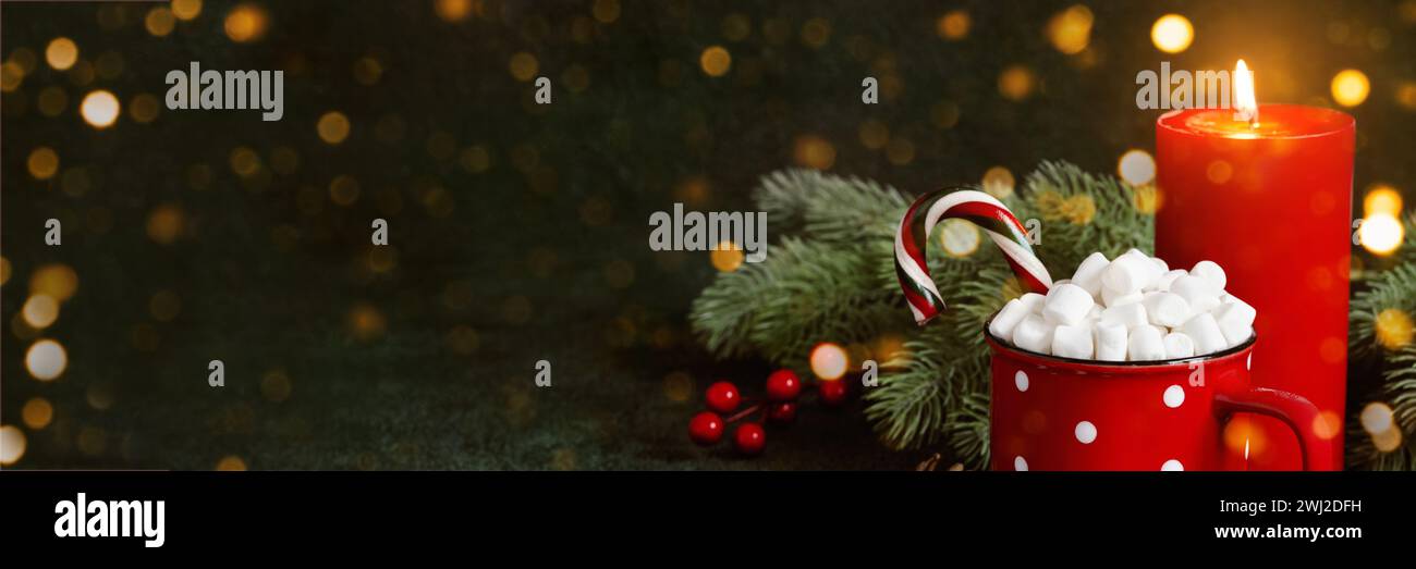Intimo banner di Natale o Capodanno. Tazza rossa con cioccolata calda e marshmallow su sfondo brillante, copia spazio Foto Stock