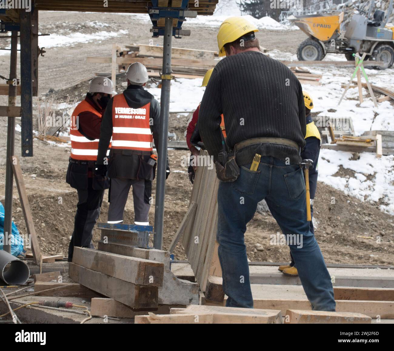 Operaio edile in cantiere Foto Stock
