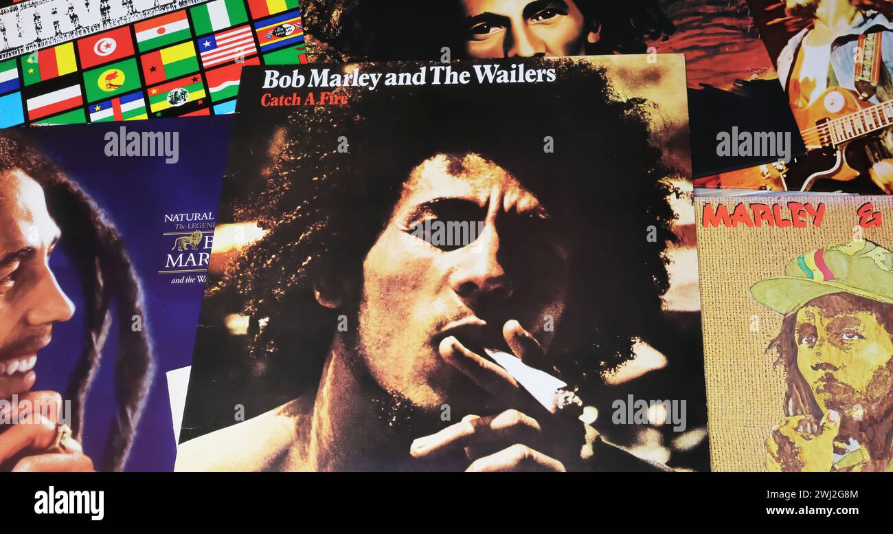 Viersen, Germania - 9 gennaio. 2024: Closeup of Bob Marley raccolta di copertine di dischi reggae con LP degli anni '70 Catch Fire in Center Foto Stock