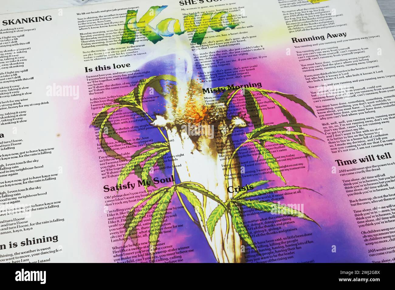 Viersen, Germania - 9 gennaio. 2024: Bob Marley vinile album back cover Kaya del 1978 dedicato alla marijuana, che mostra un disegno (di Neville Garr Foto Stock