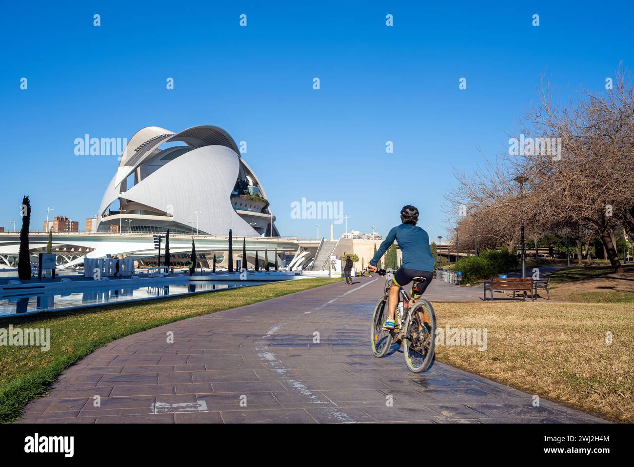 Ciclista su una pista ciclabile, città delle Arti e delle Scienze, Valencia, Spagna Foto Stock