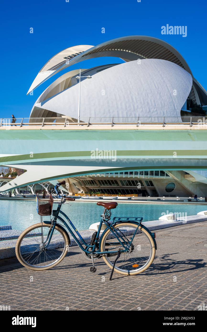 Bicicletta parcheggiata presso la città delle Arti e delle Scienze, Valencia, Spagna Foto Stock