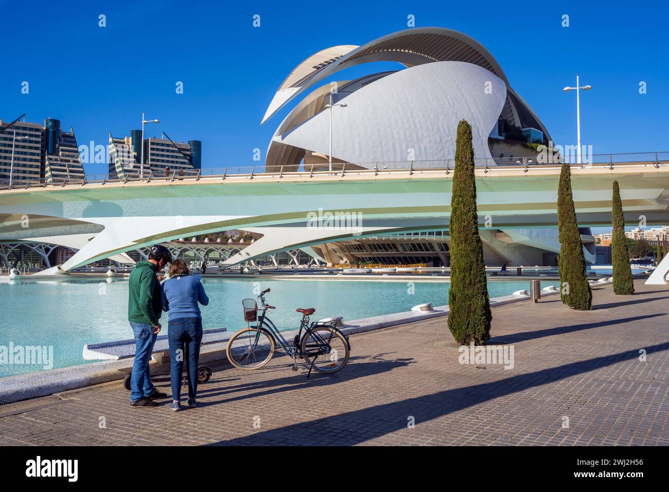 Turisti in bicicletta alla città delle Arti e delle Scienze, Valencia, Spagna Foto Stock