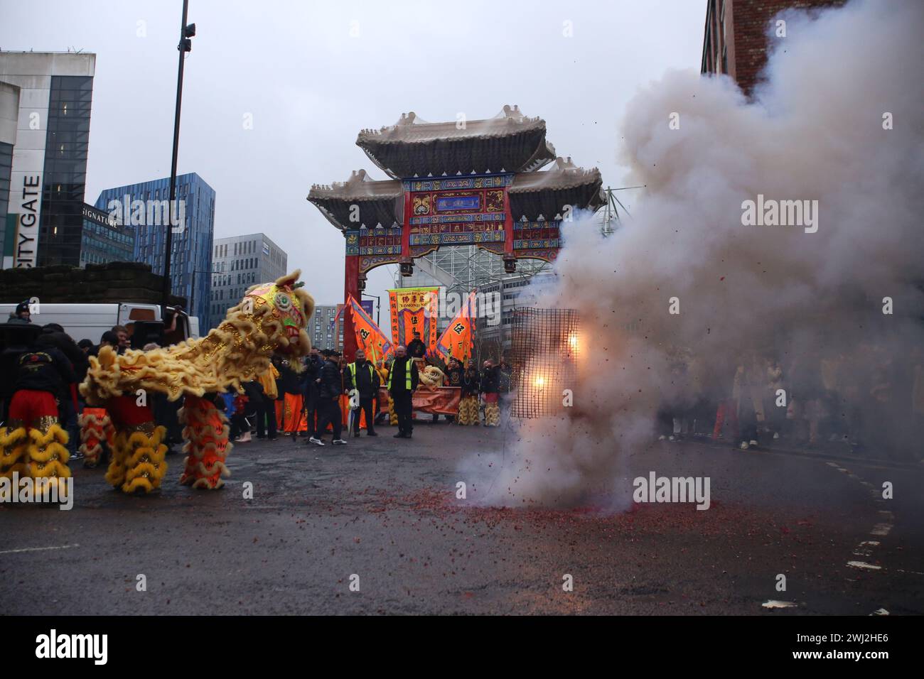 Celebrazioni del capodanno cinese che segnano l'anno del drago la China Town di Newcastle celebra il capodanno cinese con danza del drago, danza del leone, danza dell'unicorno e danza tradizionale in costumi per le strade di Newcastle, Newcastle upon Tyne, Regno Unito, 11 febbraio 2024, credito:DEW/Alamy Live News Foto Stock