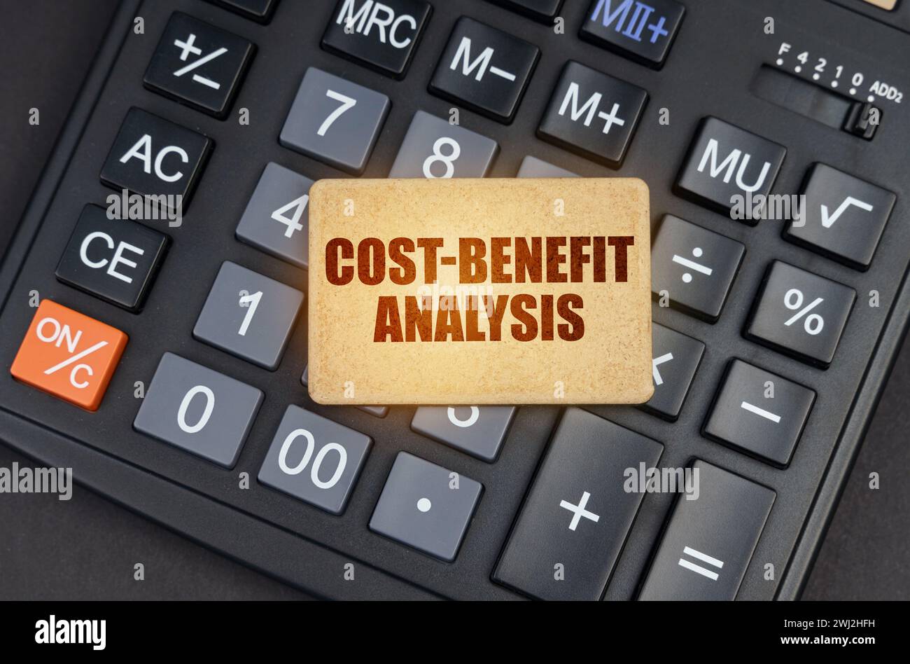 Concetto finanziario. C'è un segno sulla calcolatrice che dice: Analisi costi-benefici Foto Stock