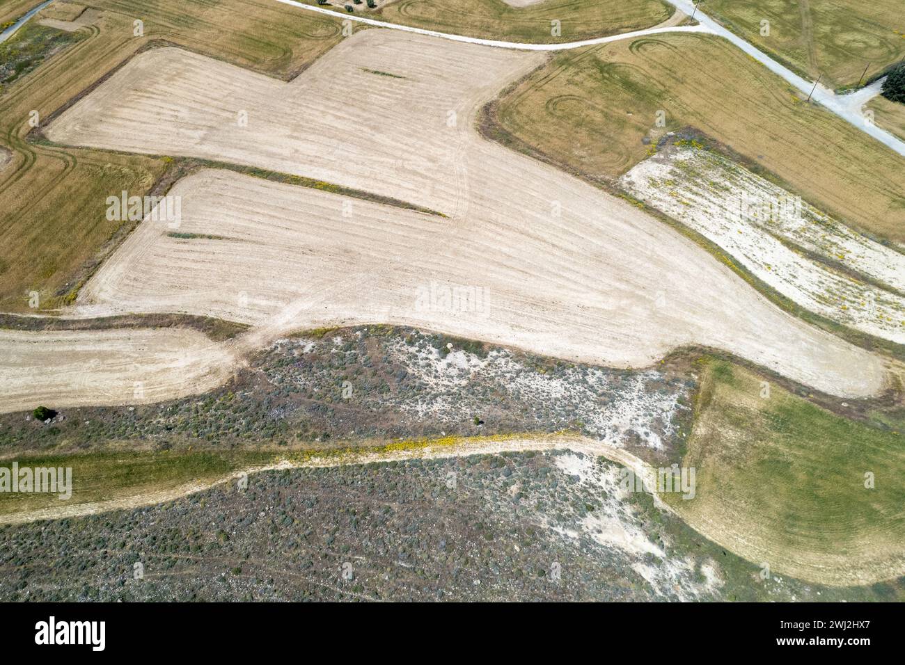 Fatto immagine aerea di agricoltura campo terreno agricolo. Raccolta all'aperto Foto Stock