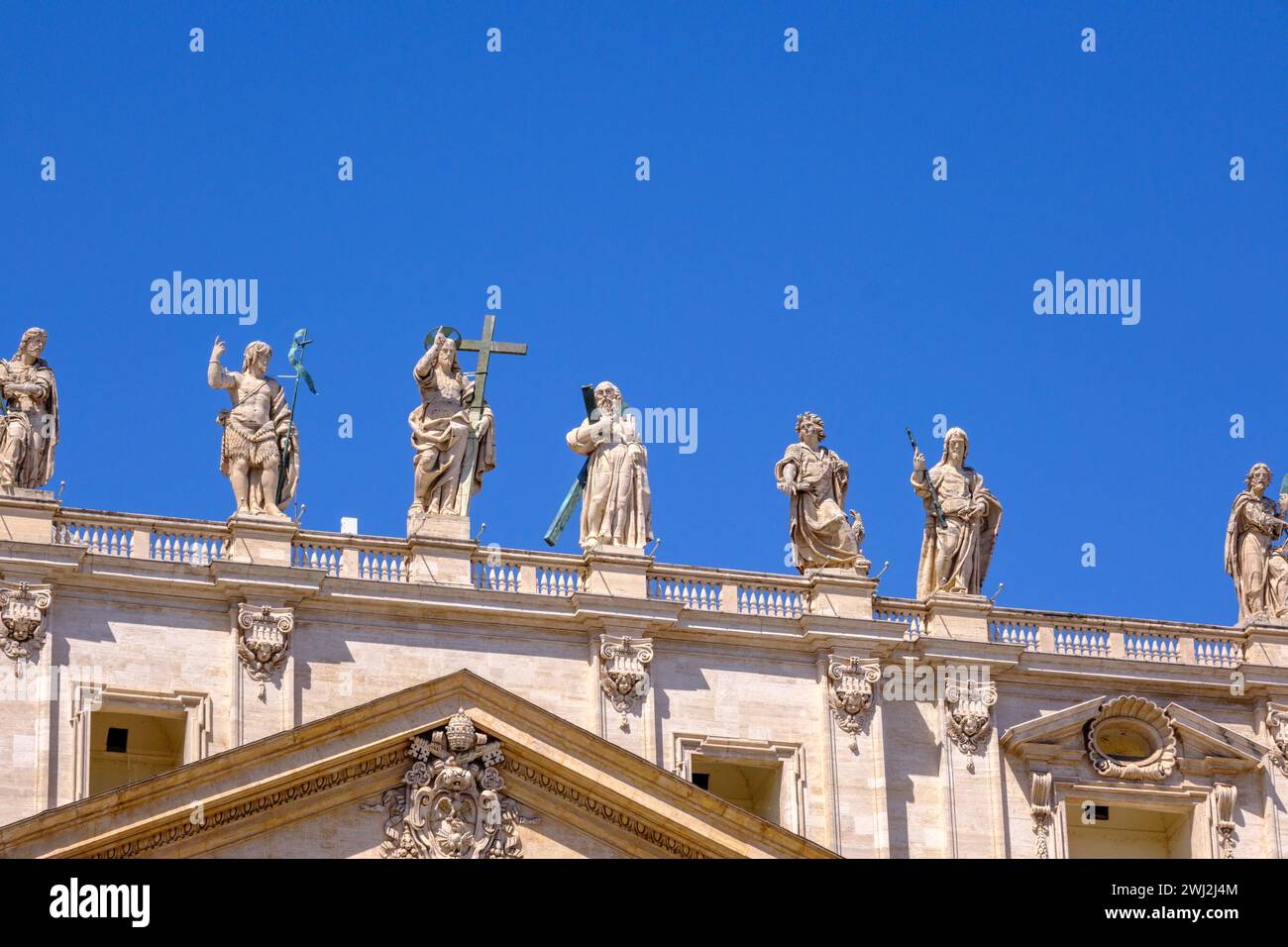 Statue sul tetto della Basilica di San Pietro a Roma, Italia Foto Stock