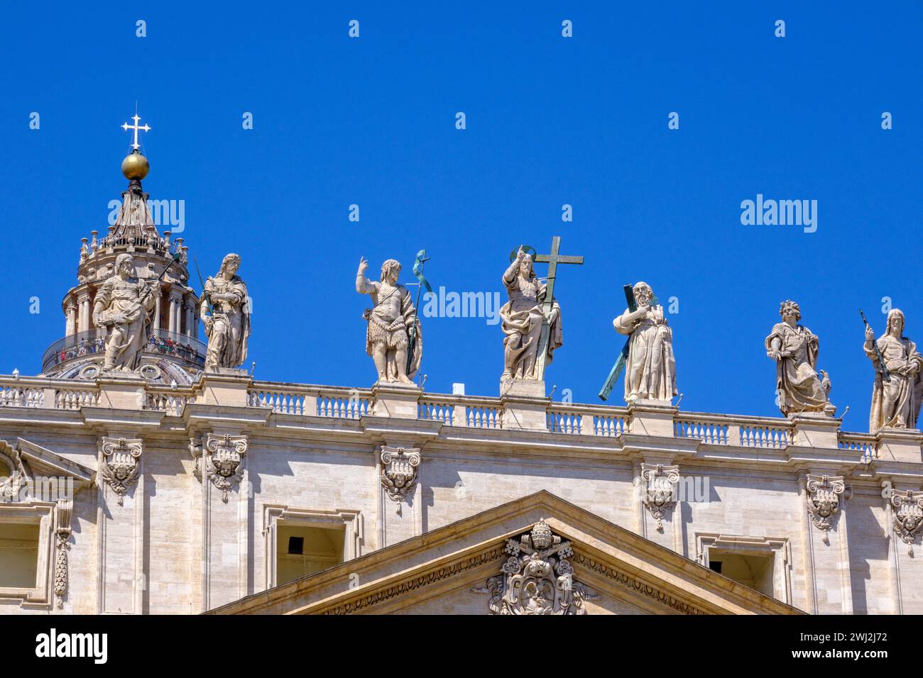 Statue sul tetto della Basilica di San Pietro a Roma, Italia Foto Stock