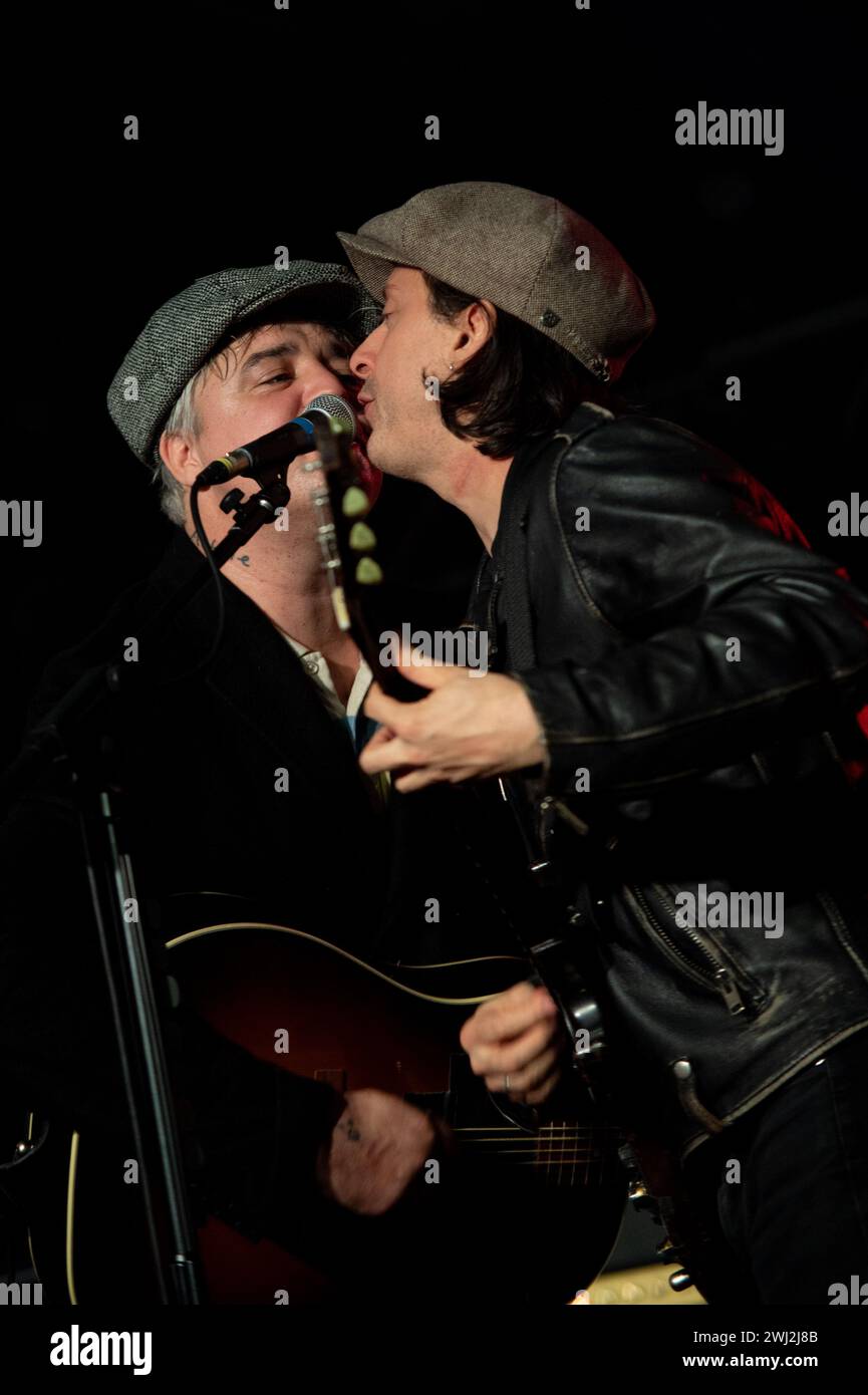 Southampton, Regno Unito. 12 febbraio 2024. Libertines Peter Doherty e Carl Barat suonano un concerto di riscaldamento acustico al The Engine Rooms, promuovendo il loro prossimo album "All Quiet on the Eastern Esplanade". Cristina Massei/Alamy Live News Foto Stock