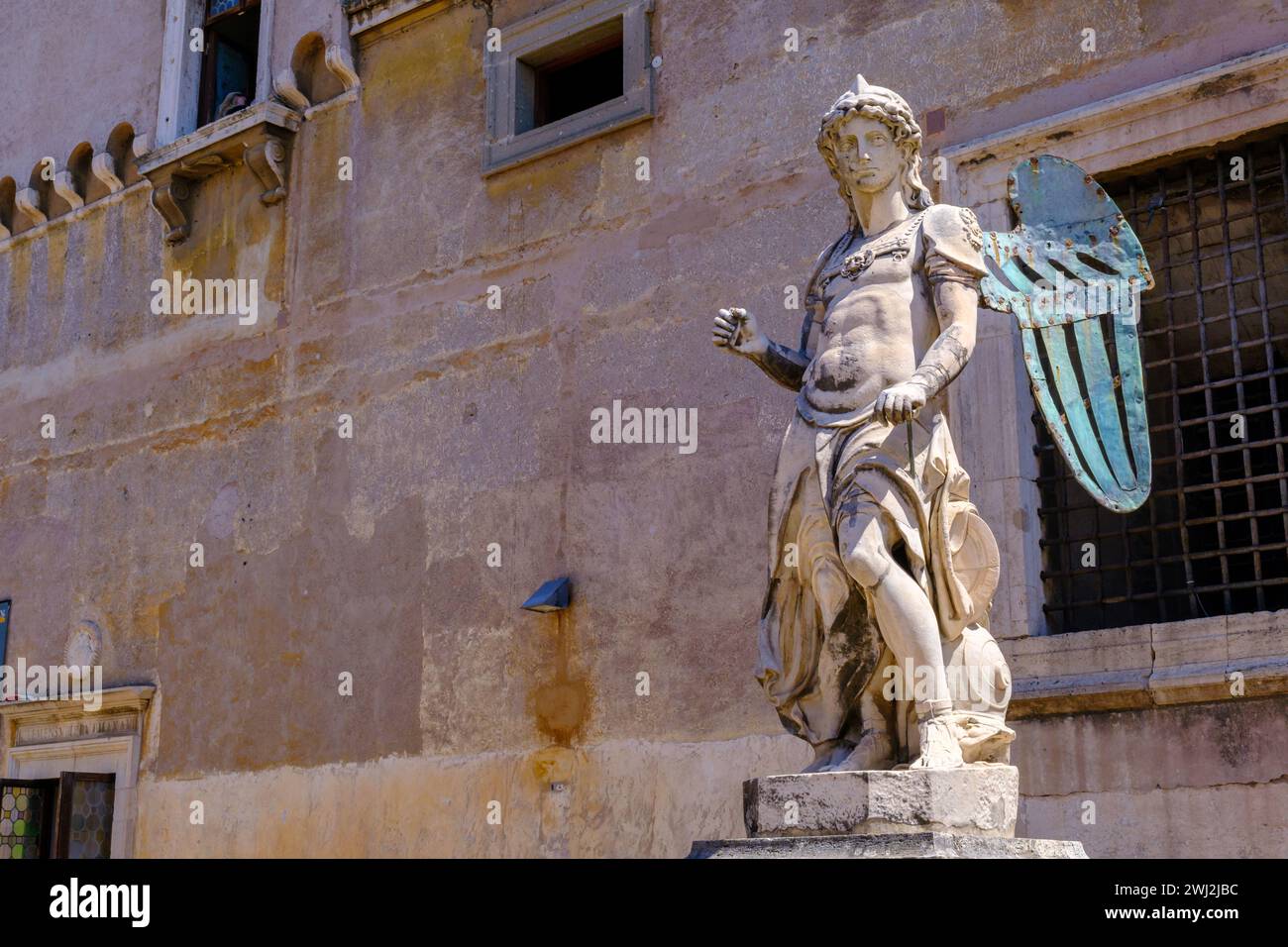 Statua in marmo di San Michele di Raffaello da Montelupo a Castel Sant'Angelo Foto Stock