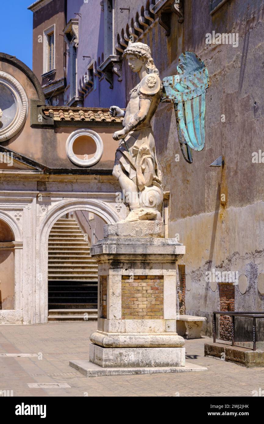 Statua in marmo di San Michele di Raffaello da Montelupo a Castel Sant'Angelo Foto Stock