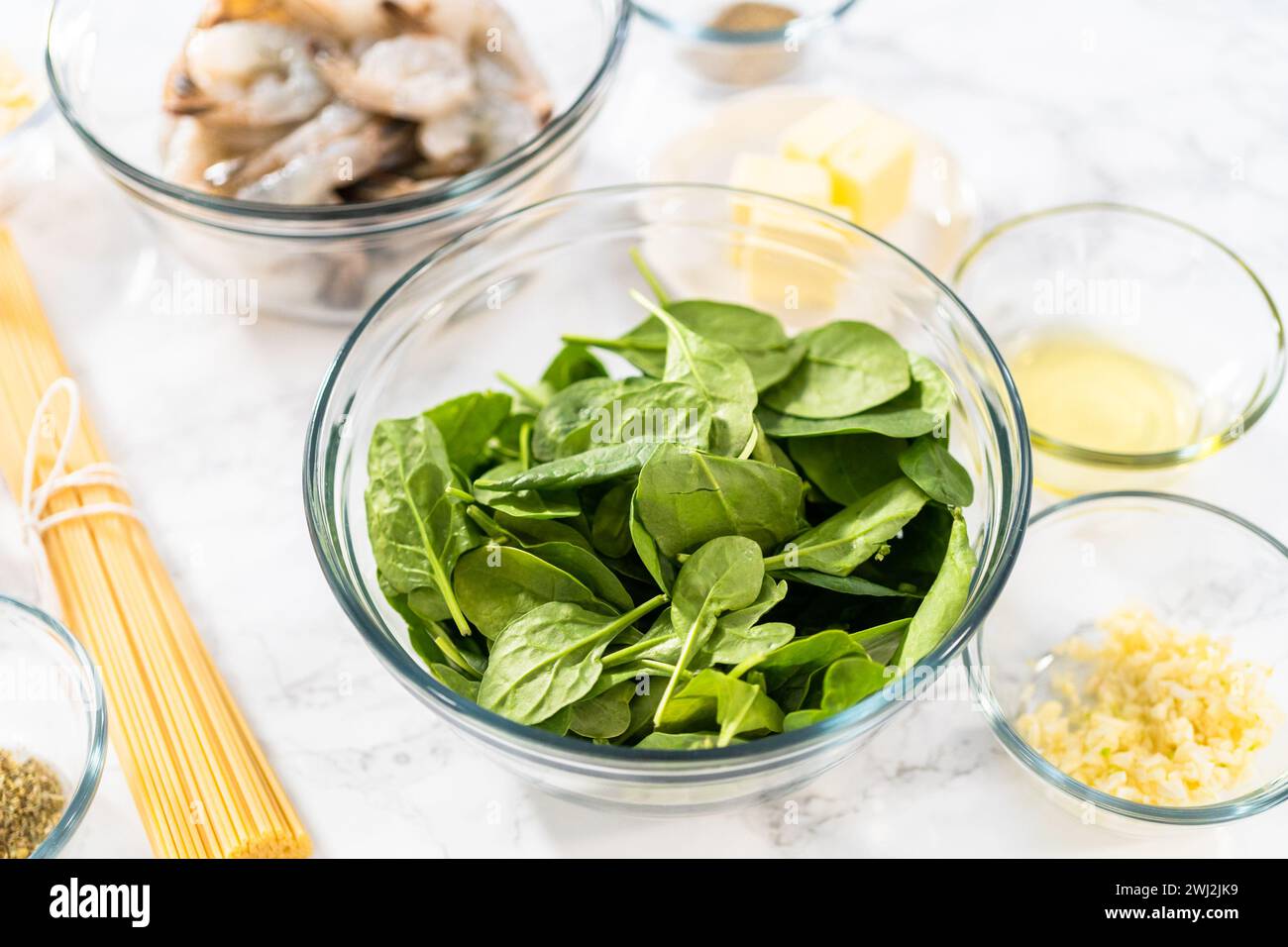 Aglio Pasta di gamberi con spinaci Foto Stock