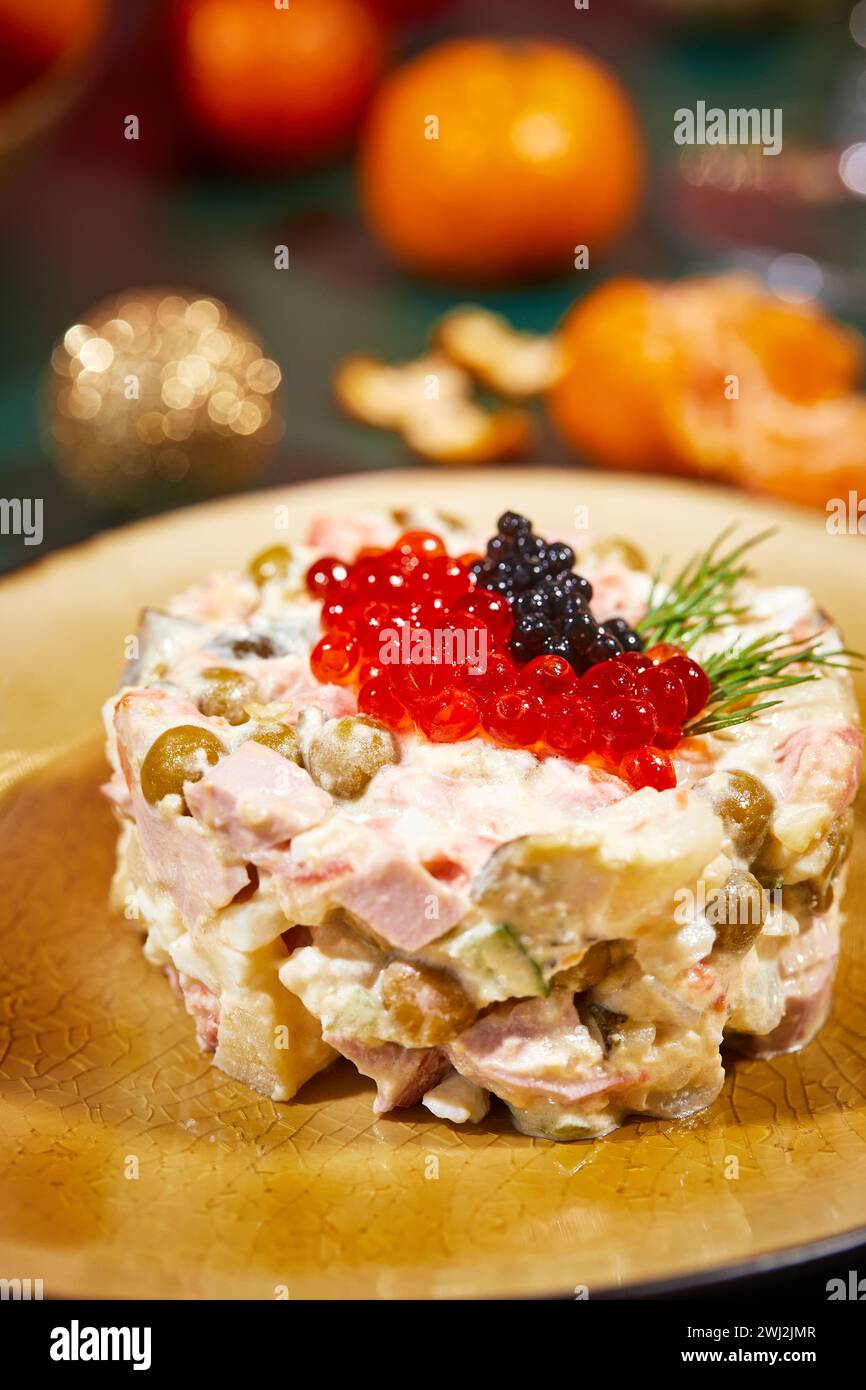 Primo piano del piatto con insalata Olivier in porzioni sul tavolo di Capodanno. Festa in stile russo Foto Stock