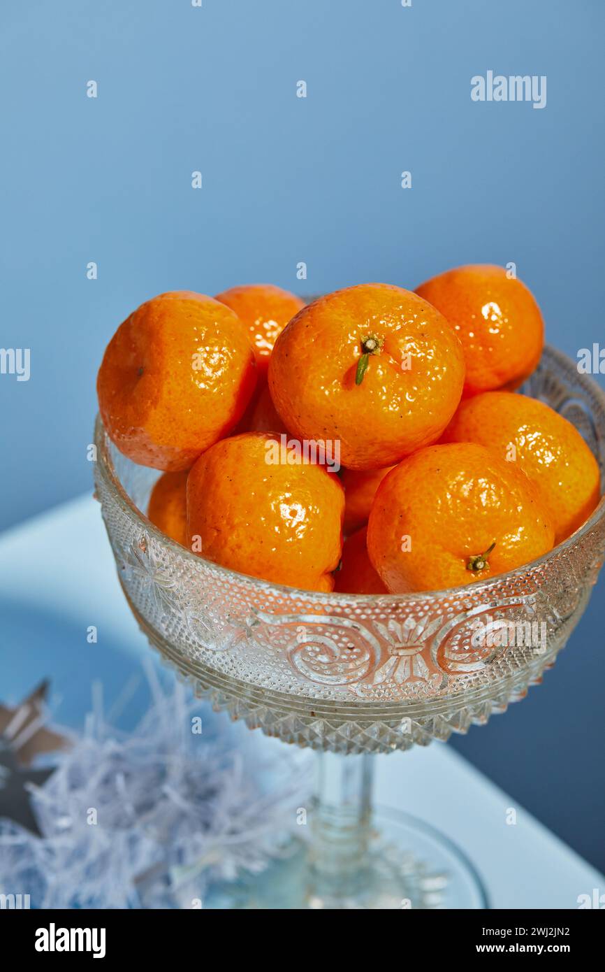 Primi piani dei mandarini sul tavolo di Capodanno. Festa in stile russo Foto Stock