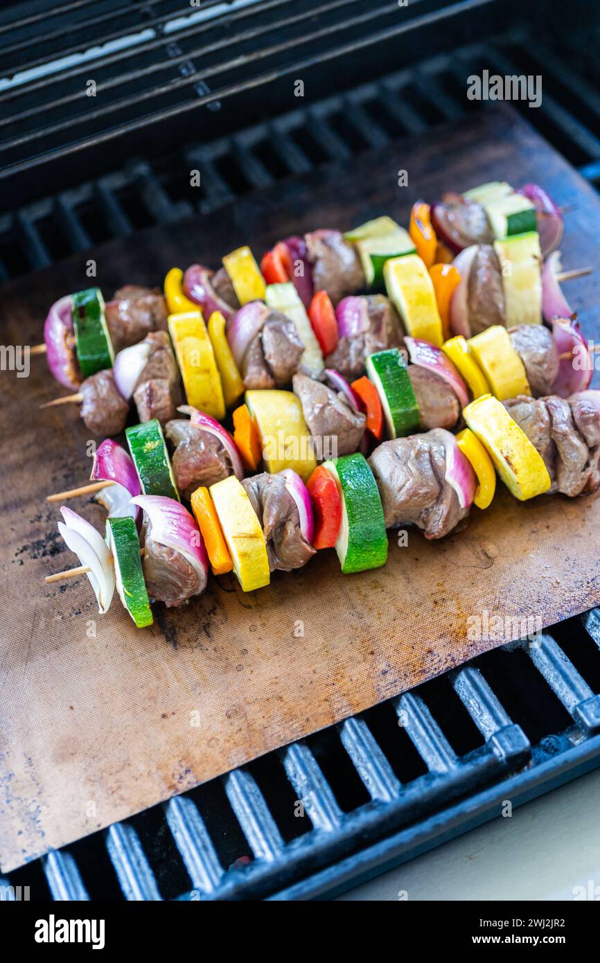 Delizie alla griglia: Manzo e verdure sfrigolanti sullo spiedino Foto Stock
