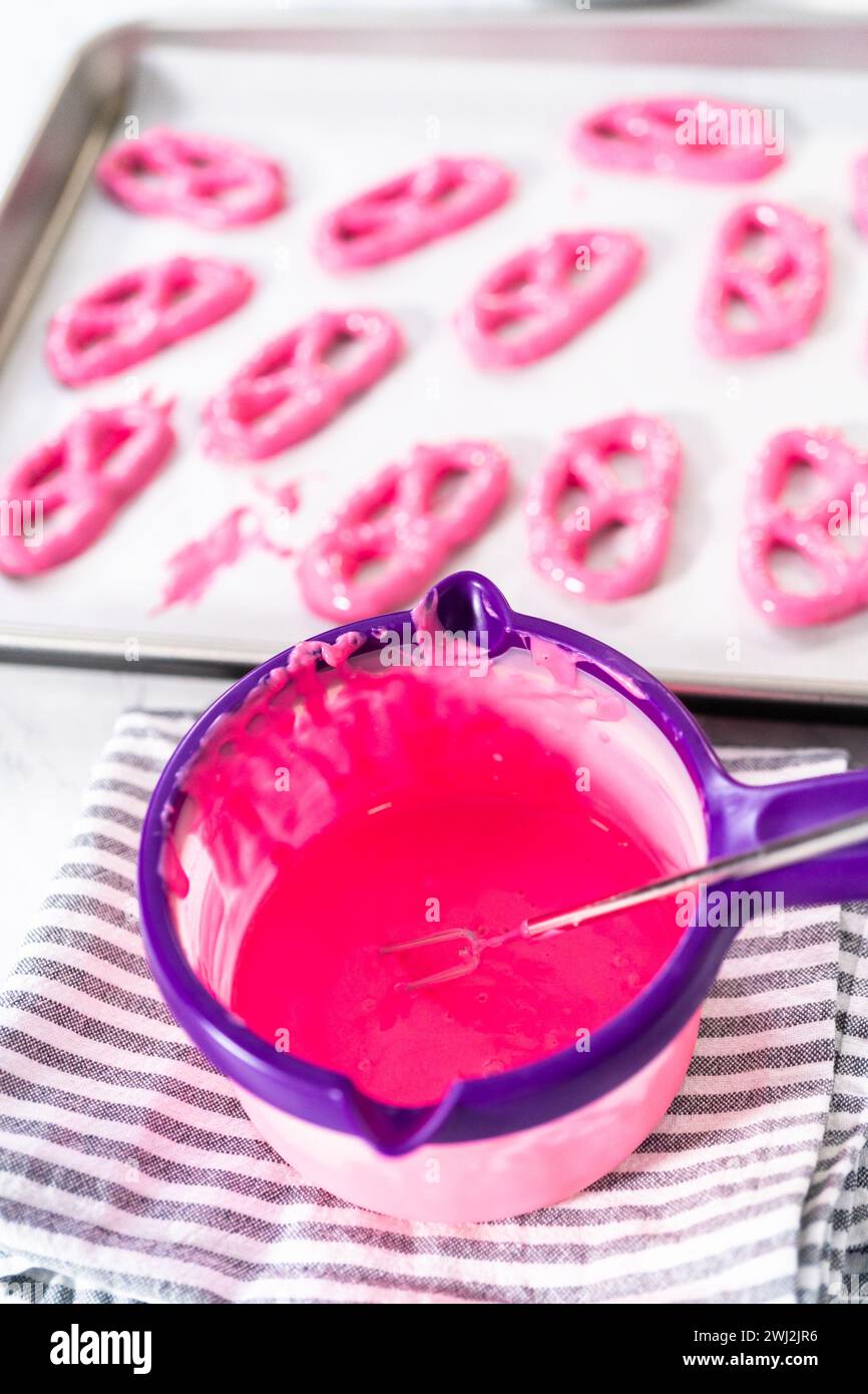 Pretzel Twist ricoperta di cioccolato da buongustai Foto Stock