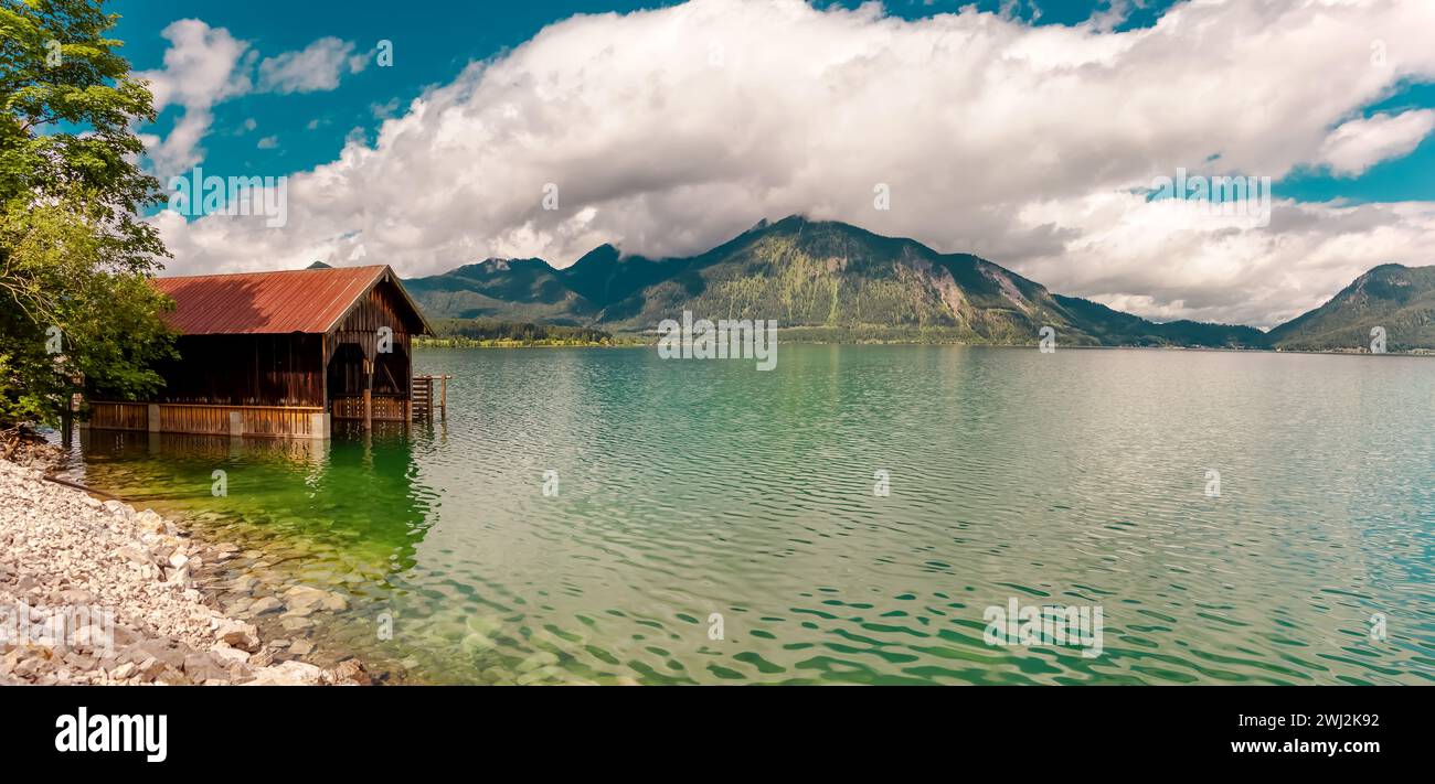 Splendido paesaggio in alta Baviera. Lago di riflessione Walchensee con Boathouse in un lago. Foto Stock