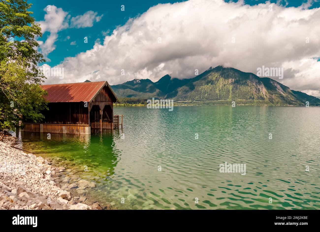 Lago in montagna. Splendido paesaggio nell'alta Baviera. Reflection Lake Walchensee Foto Stock