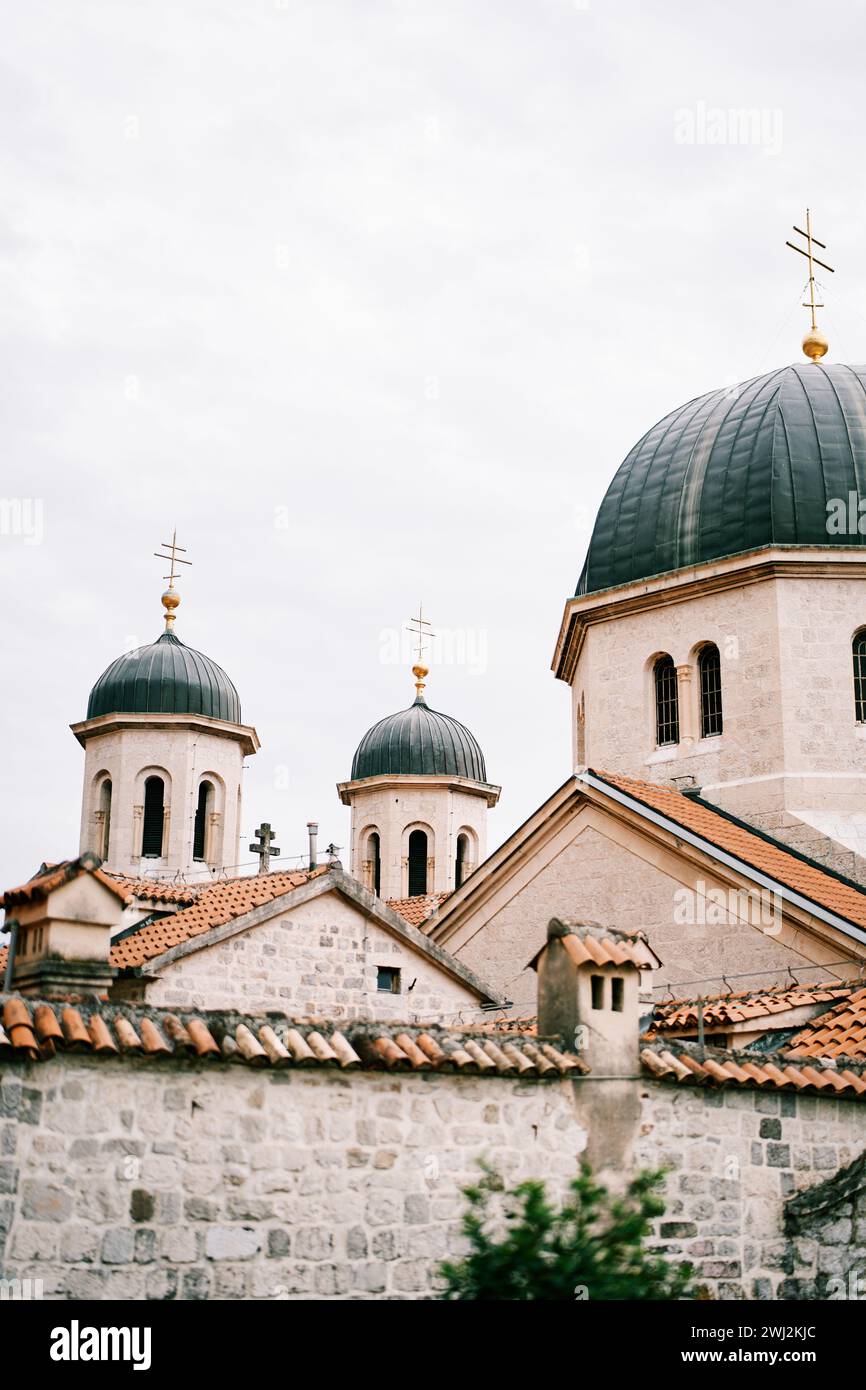 Cupola e campanili della vecchia chiesa ortodossa in pietra di San Nicola. Kotor, Montenegro Foto Stock