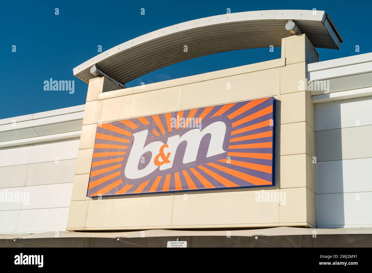 Wolverhampton, Inghilterra – 12 febbraio 2024: Variety Store nel Regno Unito, segnaletica B&M presso il Bentley Bridge Retail Park di Wolverhampton Foto Stock