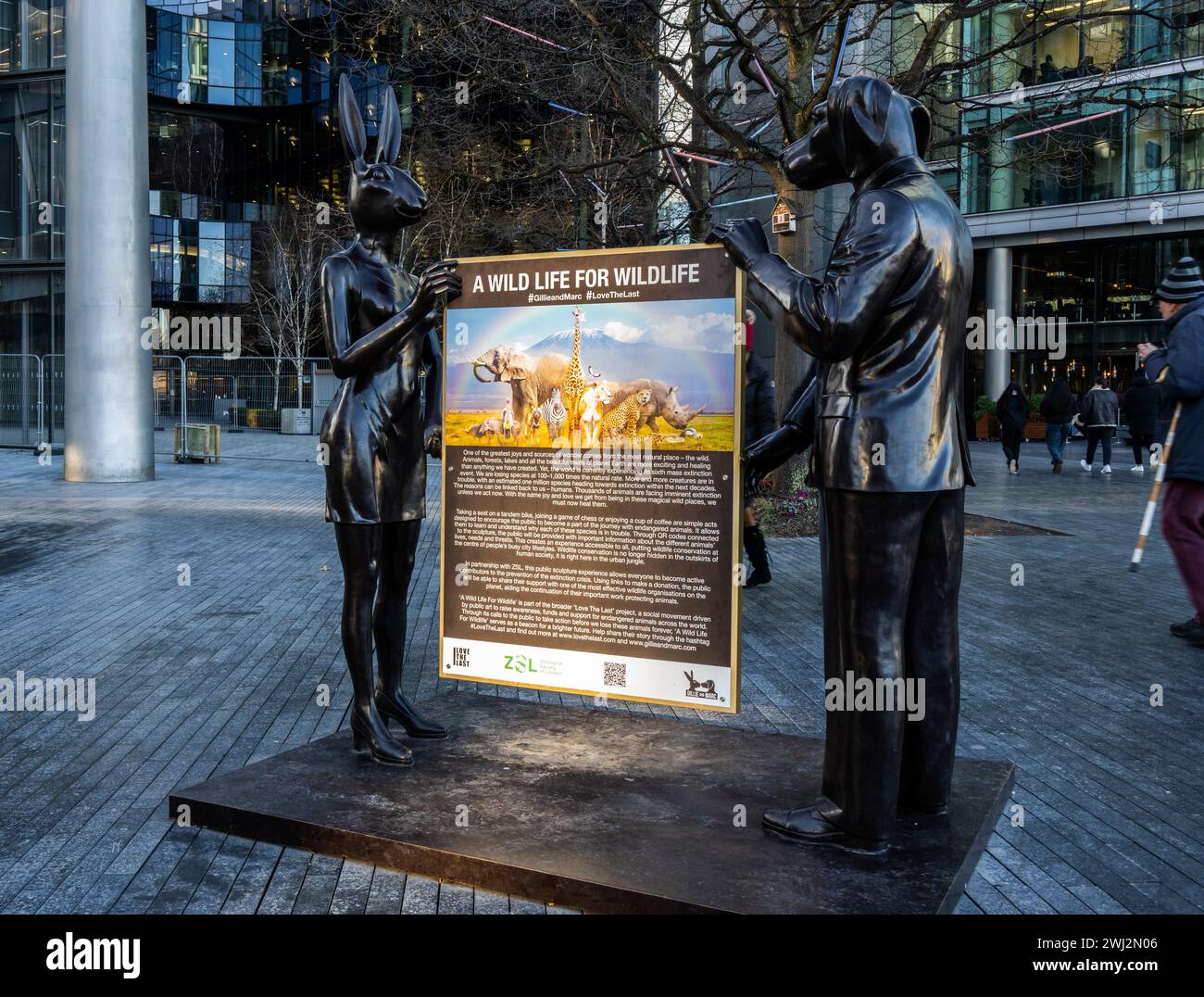 Scultura di "Gillie & Marc che tiene un poster di sensibilizzazione sulla fauna selvatica". Foto Stock