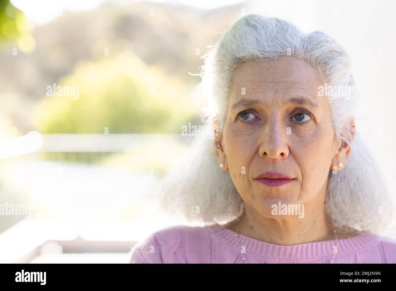 Ritratto di donna anziana caucasica sulla terrazza soleggiata Foto Stock