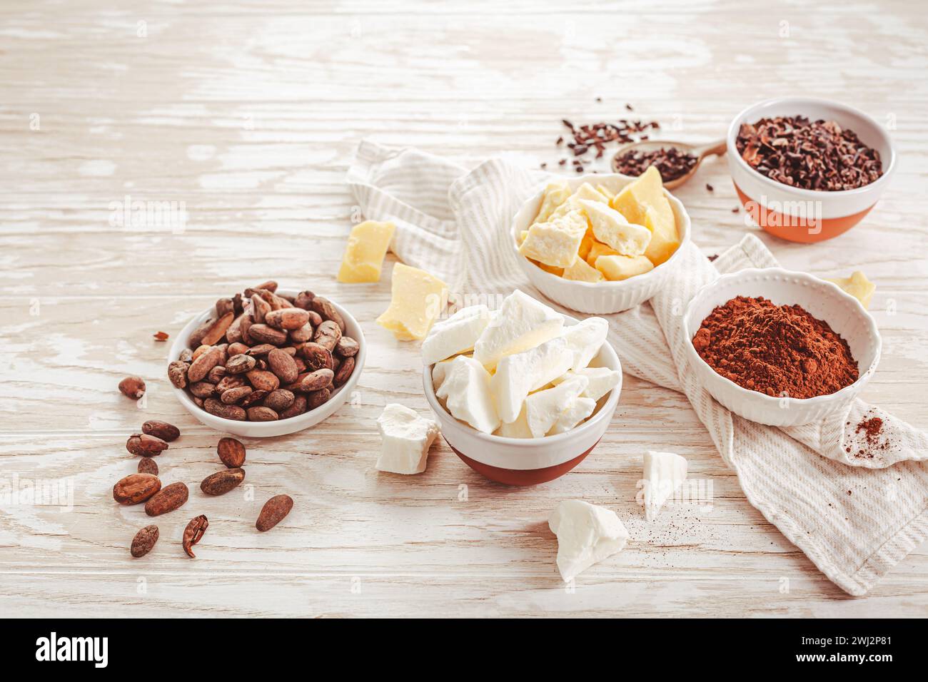 Fagioli di cacao, cioccolato, burro di cacao, pennini e cacao in polvere, ingredienti da forno Foto Stock