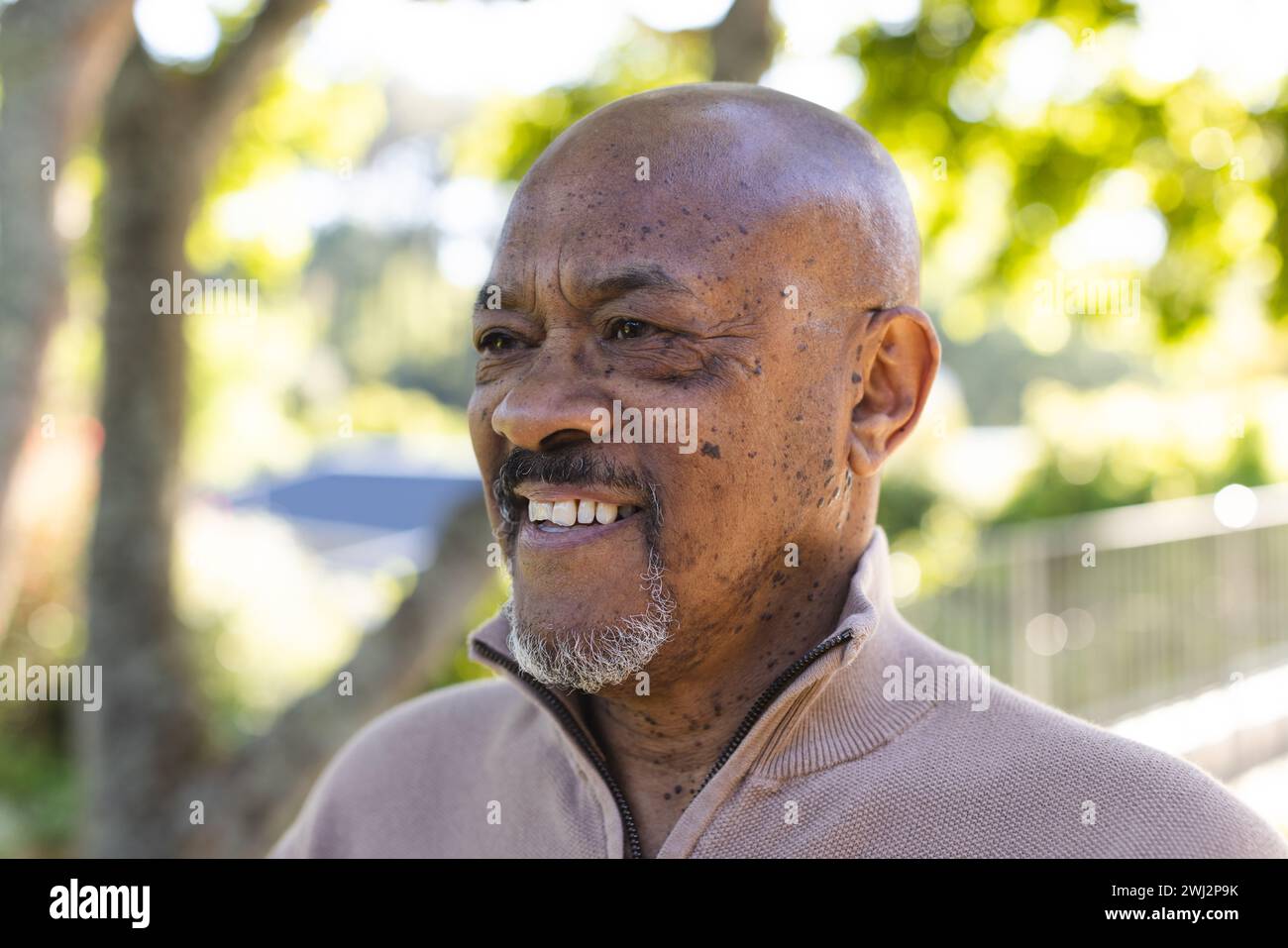 Buon uomo afroamericano sulla terrazza soleggiata Foto Stock