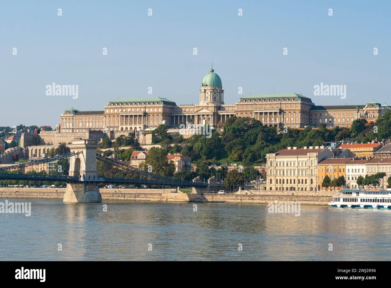 Lo storico castello di Buda sopra il Danubio e il Ponte delle catene di Budapest Foto Stock