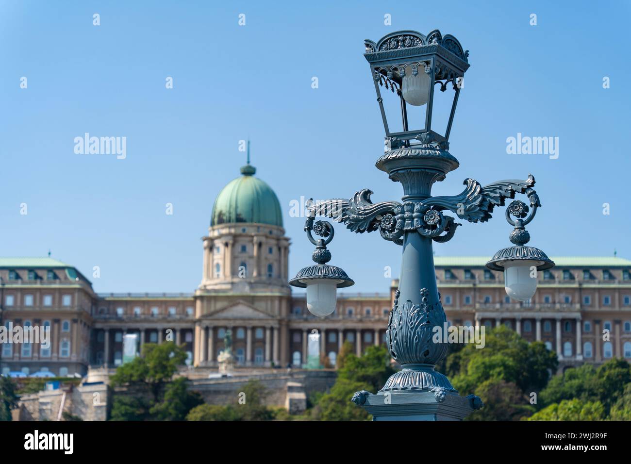 Lampada da strada ornata, sullo sfondo dello storico castello di Buda a Budapest Foto Stock