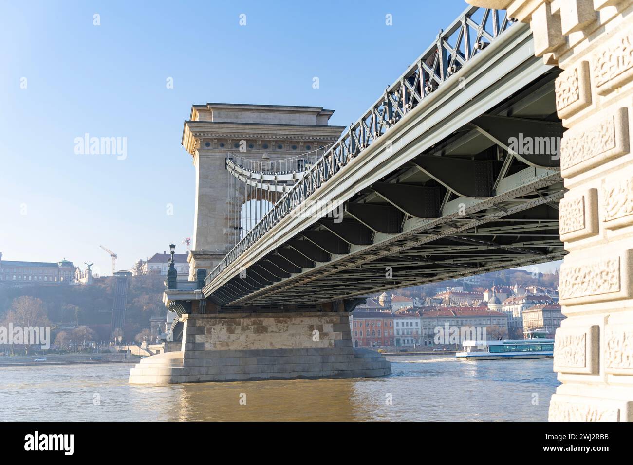 La colonna del ponte del Ponte delle catene rinnovato di Budapest Foto Stock