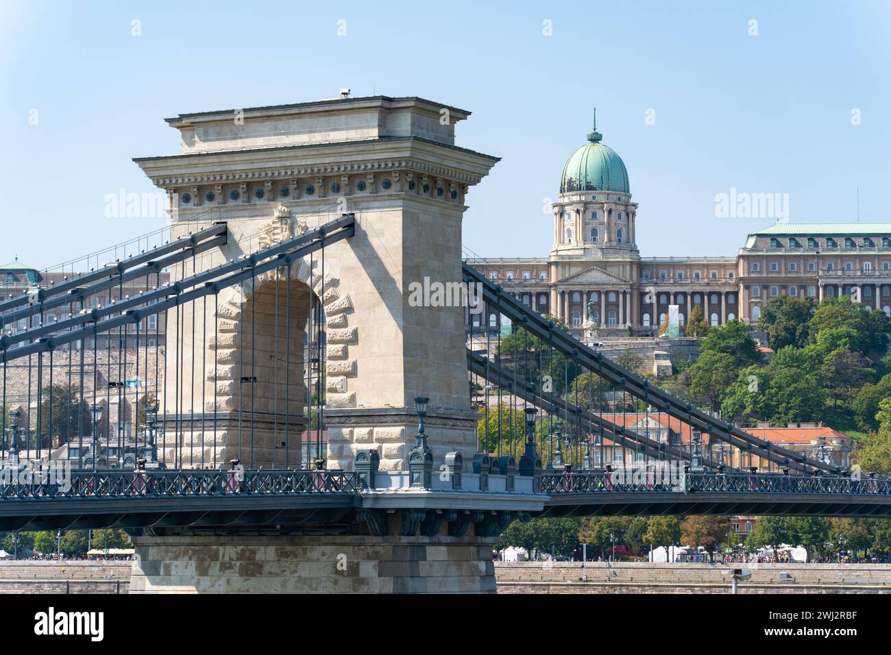 Lo storico castello di Buda sopra il Danubio e il Ponte delle catene di Budapest Foto Stock
