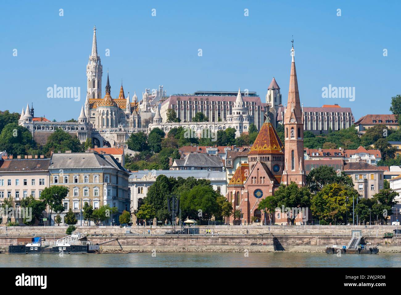 Chiesa di Mattia e Bastione dei pescatori sulle colline di Buda sopra il Danubio a Budapest. Foto Stock