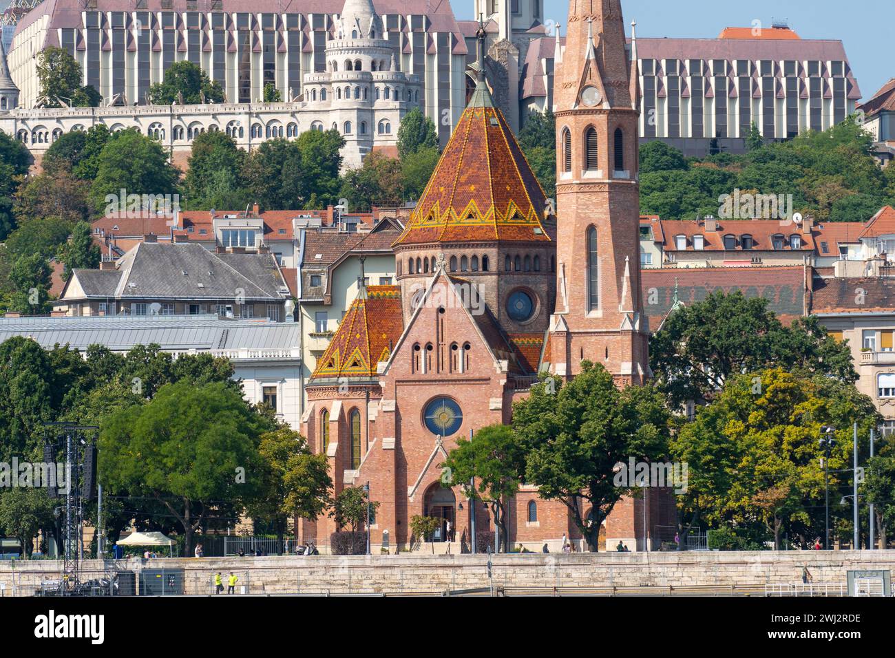 Bastione dei pescatori e una chiesa riformata sulle colline di Buda sopra il Danubio a Budapest. Foto Stock