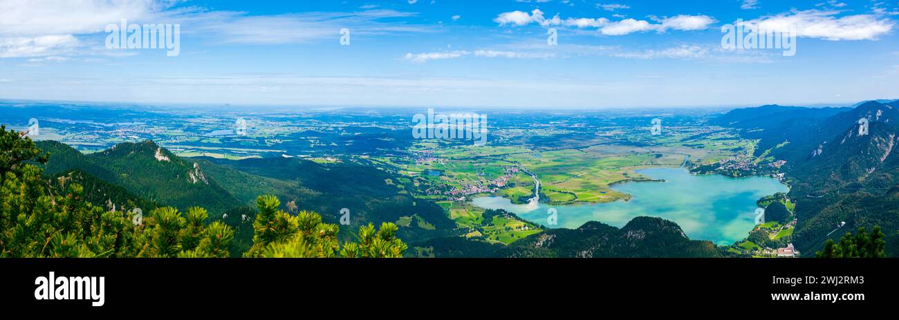 Banner Web sulle montagne locali di Monaco. Splendido paesaggio. Vista dall'Herzogstand bavarese Foto Stock