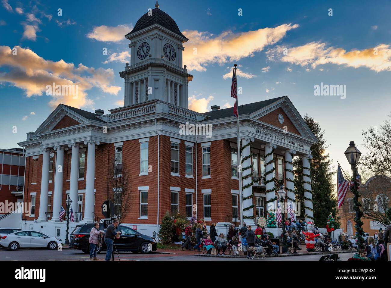 Jonesborough, Tennessee, Stati Uniti - 9 dicembre 2023: Persone riunite in questa città storica per una sfilata natalizia notturna. Foto Stock