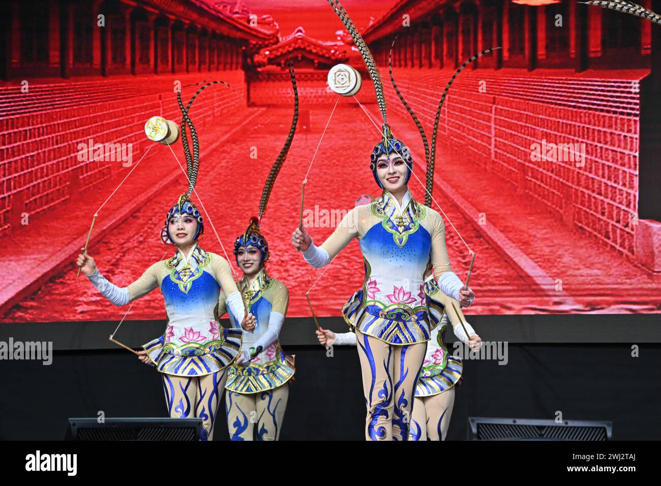 Trafalgar Square, Londra, Regno Unito, 11 febbraio 2024: China: China National Acrobatic Troupe combina trucchi per diabolo con preforme d'opera tradizionali al Capodanno lunare 2024 uno spettacolo spettacolare quest'anno per il Capodanno lunare 2024, con il CPC che sponsorizza l'intero spettacolo che proviene da Pechino e Guangzhou. Il nuovo anno lunare è anche conosciuto come Capodanno cinese o Festival di primavera. La celebrazione cinese a Londra ha attirato migliaia di persone. Vivi le danze tradizionali del drago e del leone volante e gli spettacoli teatrali pieni di divertimento dalla Cina, tra cui l'opera e le acrobazie di Pechino, le arti marziali Foto Stock