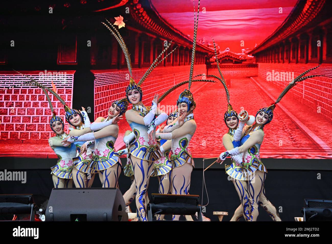 Trafalgar Square, Londra, Regno Unito, 11 febbraio 2024: China: China National Acrobatic Troupe combina trucchi per diabolo con preforme d'opera tradizionali al Capodanno lunare 2024 uno spettacolo spettacolare quest'anno per il Capodanno lunare 2024, con il CPC che sponsorizza l'intero spettacolo che proviene da Pechino e Guangzhou. Il nuovo anno lunare è anche conosciuto come Capodanno cinese o Festival di primavera. La celebrazione cinese a Londra ha attirato migliaia di persone. Vivi le danze tradizionali del drago e del leone volante e gli spettacoli teatrali pieni di divertimento dalla Cina, tra cui l'opera e le acrobazie di Pechino, le arti marziali Foto Stock