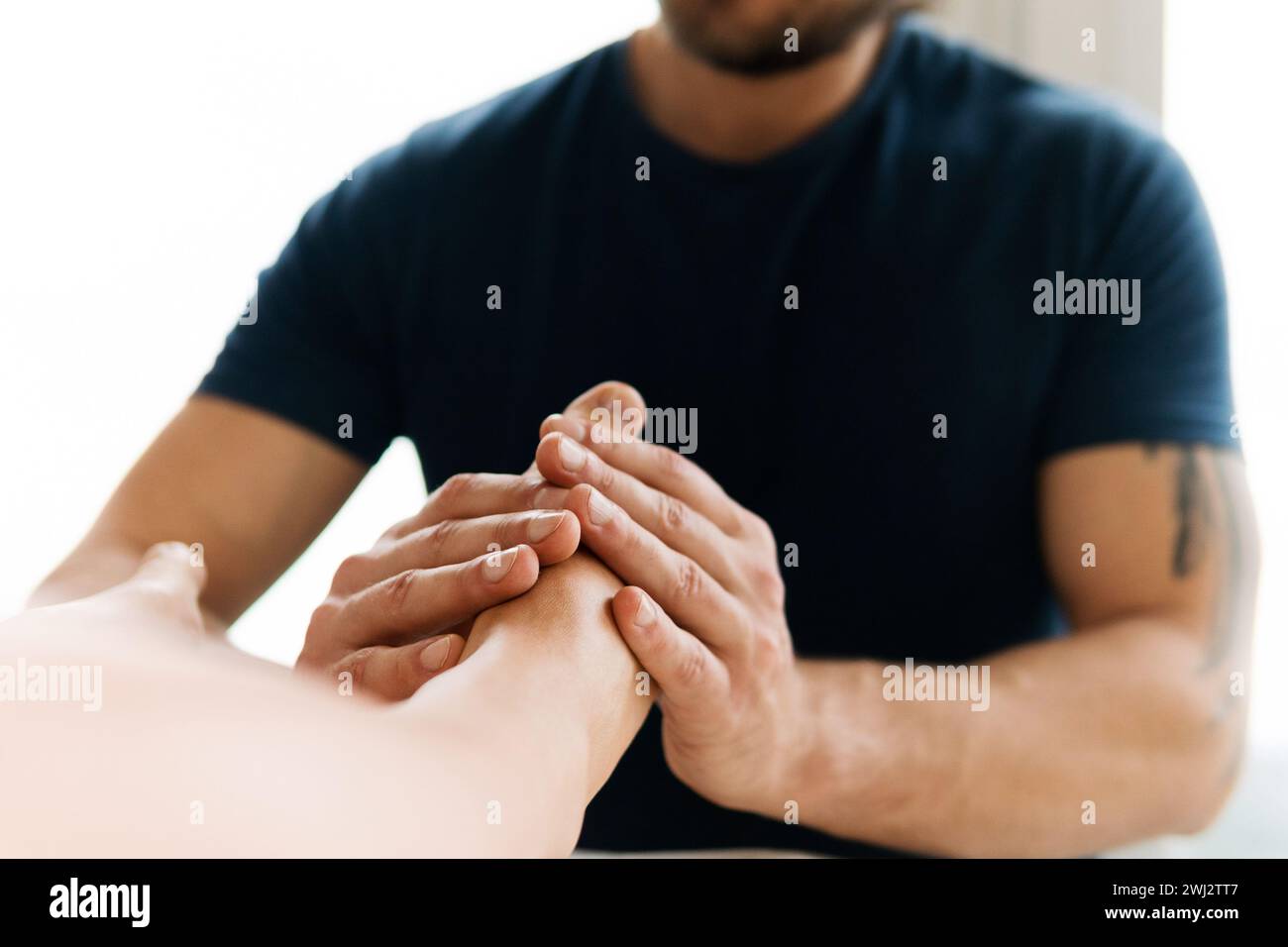 Uomo massaggiatore durante il massaggio ai piedi femminile Foto Stock