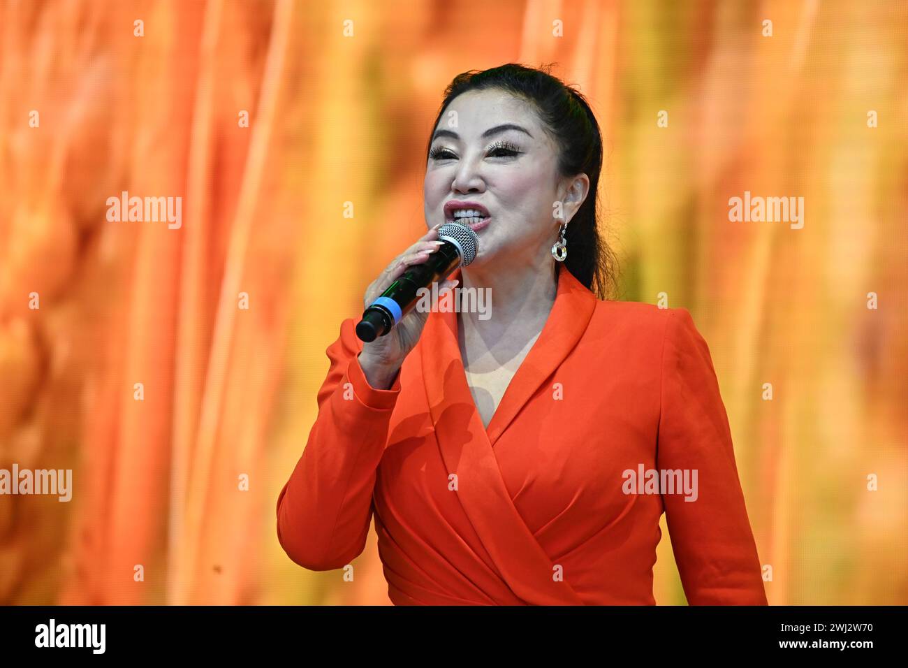 Trafalgar Square, Londra, Regno Unito, 11 febbraio 2024: Cina: Il cantante cinese li Xinyi preforma al nuovo anno lunare 2024 uno spettacolo spettacolare quest'anno per il nuovo anno lunare 2024, con il CPC che sponsorizza tutte le esibizioni che provengono da Pechino e Guangzhou. Il nuovo anno lunare è anche conosciuto come Capodanno cinese o Festival di primavera. La celebrazione cinese a Londra ha attirato migliaia di persone. Vivi le danze tradizionali del drago e del leone volante e gli spettacoli teatrali pieni di divertimento provenienti dalla Cina, tra cui l'opera e le acrobazie di Pechino, le mostre di arti marziali e l'antica magia di Londra, Regno Unito. Foto Stock