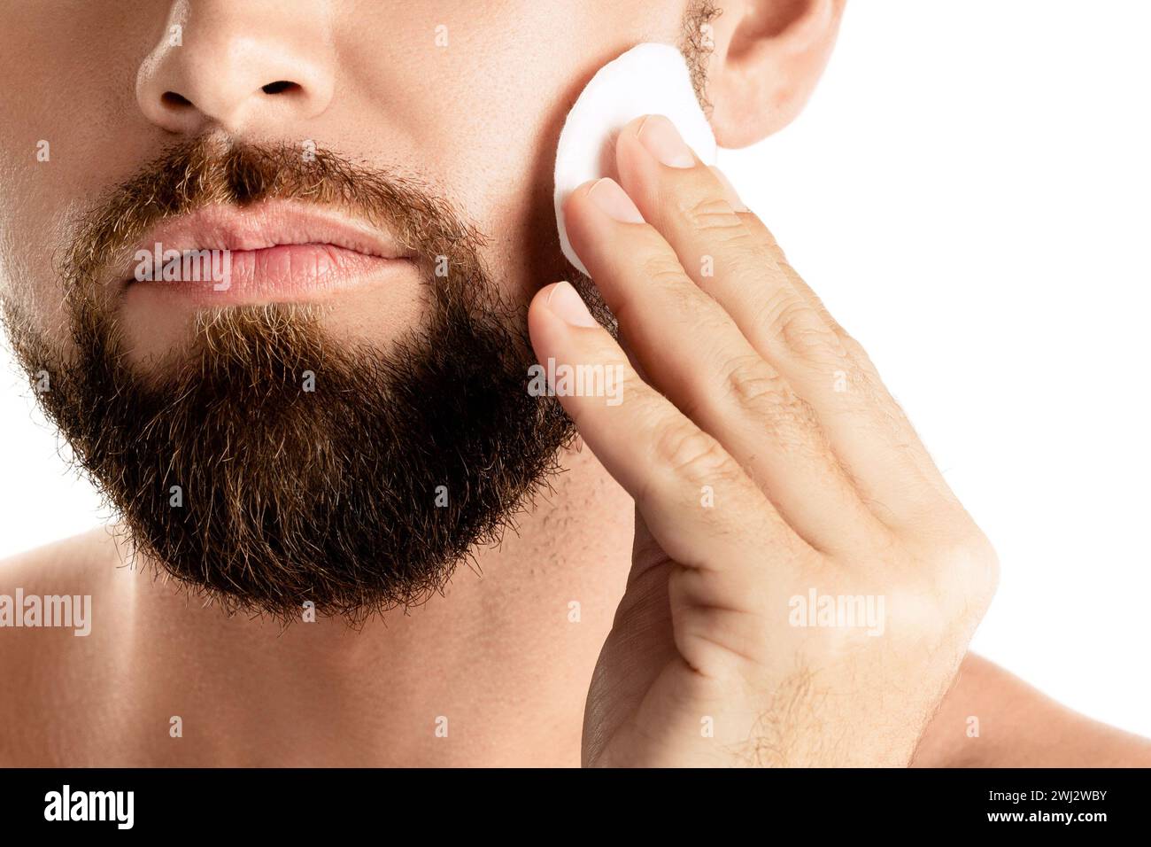 L'uomo si sta pulendo la faccia con un cotton fioc Foto Stock