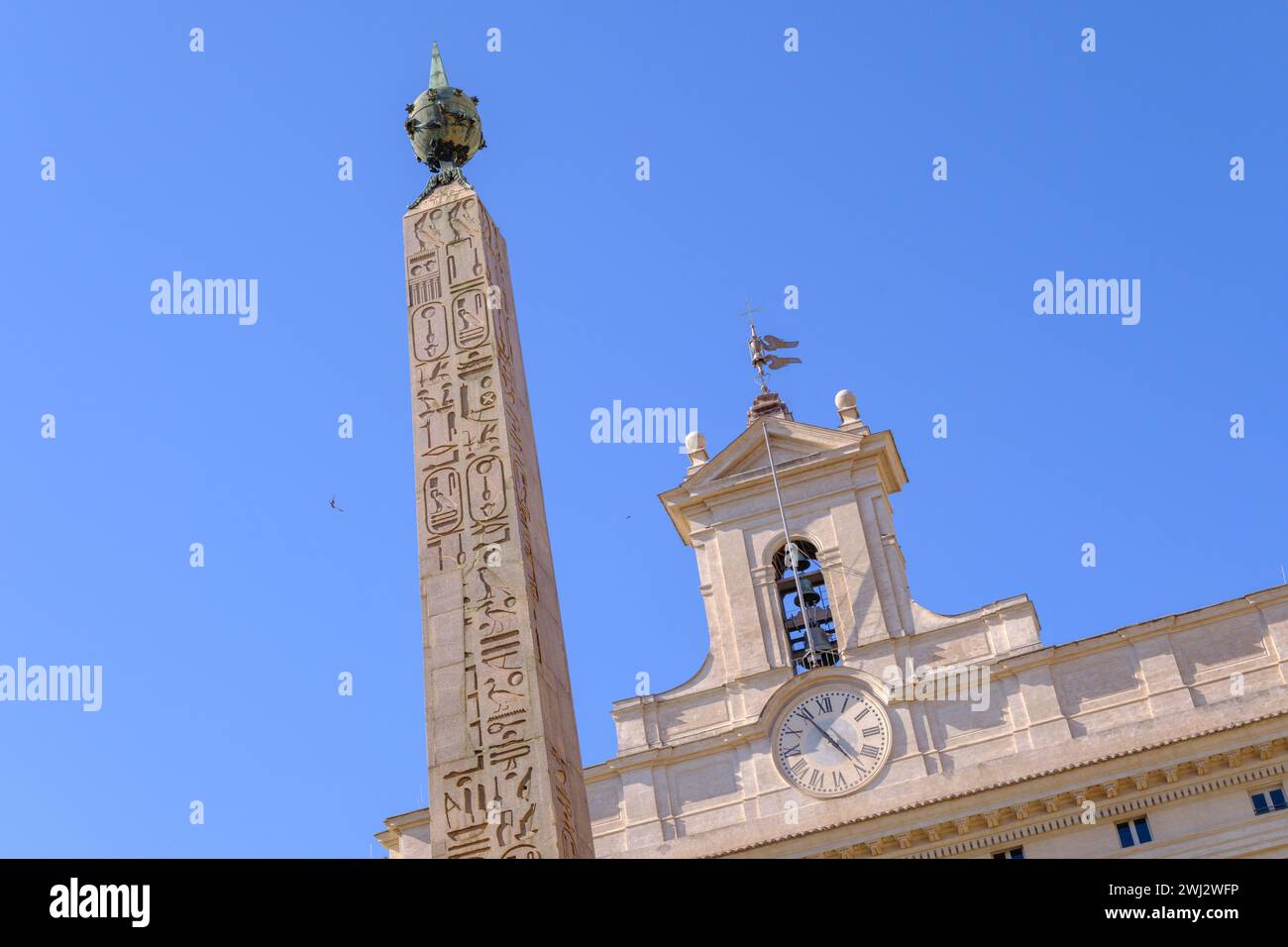 Roma, IT - 11 agosto 2023: Palazzo Montecitorio e Obelisco di Montecitorio Foto Stock
