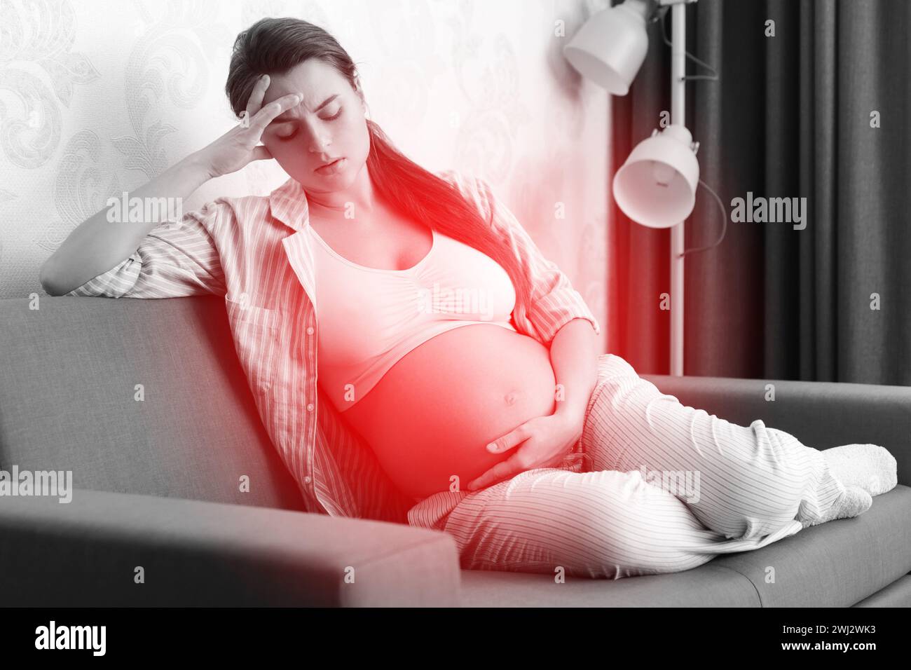 La giovane donna incinta ha mal di testa doloroso Foto Stock
