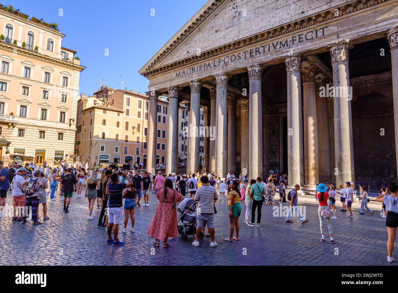 Roma, IT - 11 agosto 2023: Turisti di fronte al Pantheon Foto Stock