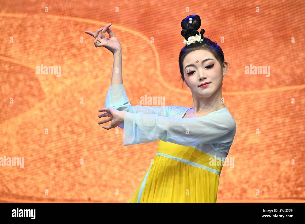 Trafalgar Square, Londra, Regno Unito, 11 febbraio 2024: Performance di danza cinese promessa di mille anni di preforme al Capodanno lunare 2024 uno spettacolo spettacolare quest'anno per il Capodanno lunare 2024, con il CPC che sponsorizza tutte le esibizioni che provengono da Pechino e Guangzhou. Il nuovo anno lunare è anche conosciuto come Capodanno cinese o Festival di primavera. La celebrazione cinese a Londra ha attirato migliaia di persone. Vivi le danze tradizionali del drago e del leone volante e gli spettacoli teatrali pieni di divertimento dalla Cina, tra cui l'opera e le acrobazie di Pechino, le esibizioni di arti marziali e l'antica magia Foto Stock