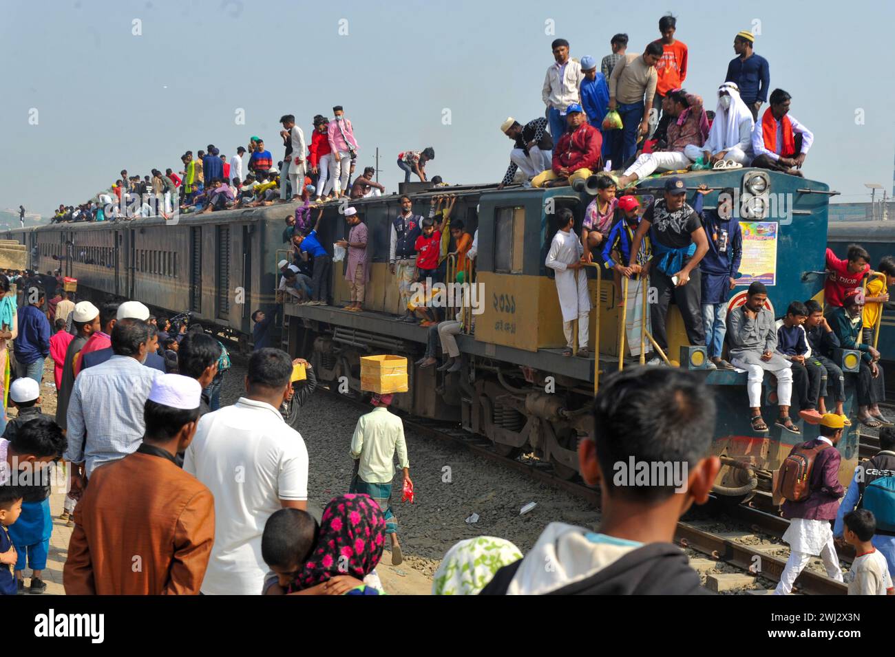 Dacca, Bangladesh. 11 febbraio 2024. Migliaia di devoti musulmani stanno tornando a casa su un treno sovraffollato dopo aver frequentato l'Akheri Munajat o le preghiere finali durante la seconda fase di Biswa Ijtema presso la congregazione annuale dei musulmani a Tongi, nel nord di Dhaka, alla periferia di Dhaka, in Bangladesh. L'11 febbraio 2024 a Dacca, Bangladesh (Credit Image: © MD Rafayat Haque Khan/eyepix via ZUMA Press Wire) SOLO USO EDITORIALE! Non per USO commerciale! Foto Stock