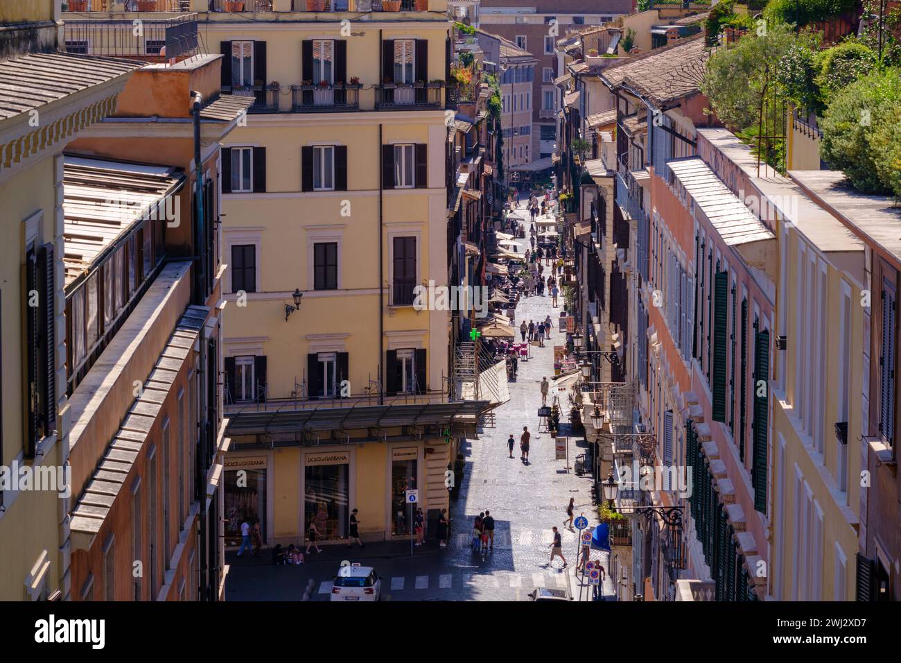 Roma, IT - 11 agosto 2023: Vista dall'alto di una strada a Roma Foto Stock