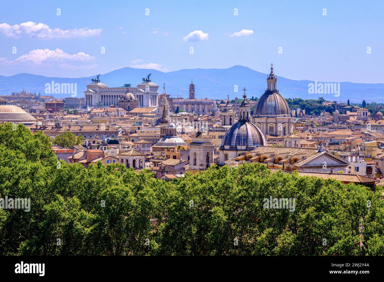 Roma, IT - 11 agosto 2023: Skyline di Roma dalla cima di Castel Sant Angelo Foto Stock